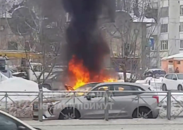 Иномарка полыхает на проспекте Ямашева в Казани &ndash; видео 27/01/2026 &ndash; Новости