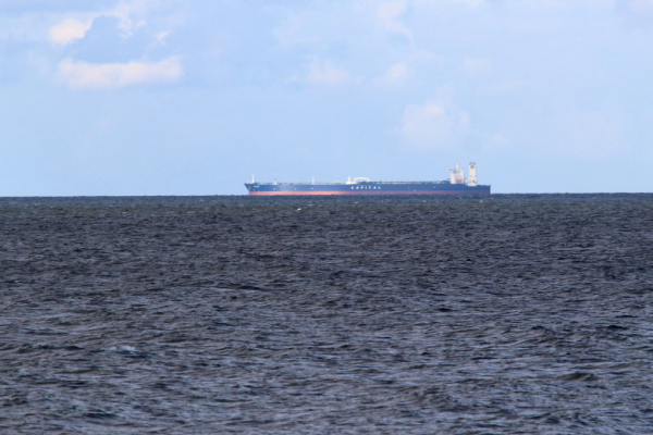 Иранские катера попытались задержать танкер под флагом США