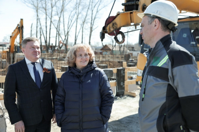 Людмила Бабушкина проинспектировала стройки в Камышлове и Богдановиче: спорт и садик под ключ