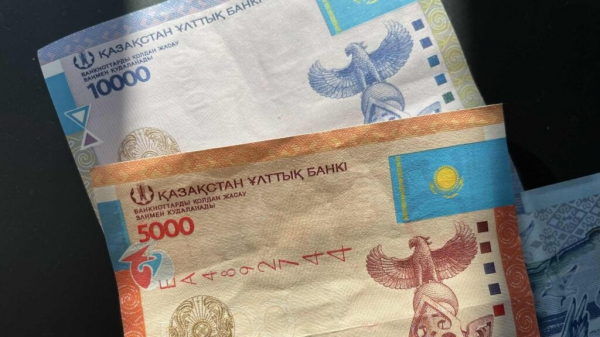 Курс тенге падает, но мягко: валютный рынок в ожидании сигналов