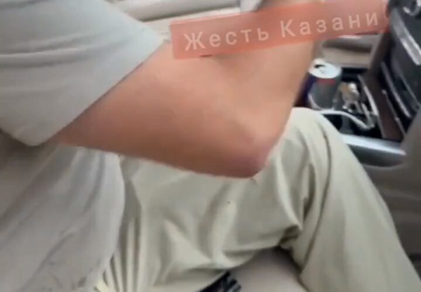 В Казани водитель Mercedes обиделся, что его не пропустили и стал угрожать пистолетом - видео 13/08/2026 &ndash; Новости