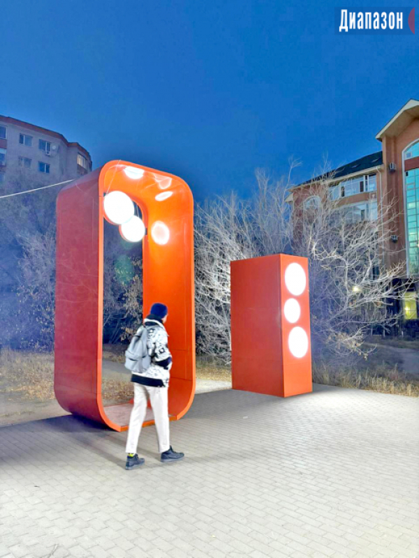 Торшеры, облака и светлячки. Украшения в Актобе ставят вблизи камер