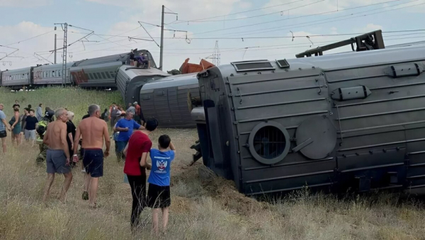 Восемь вагонов пассажирского поезда сошло с рельсов в Волгоградской области