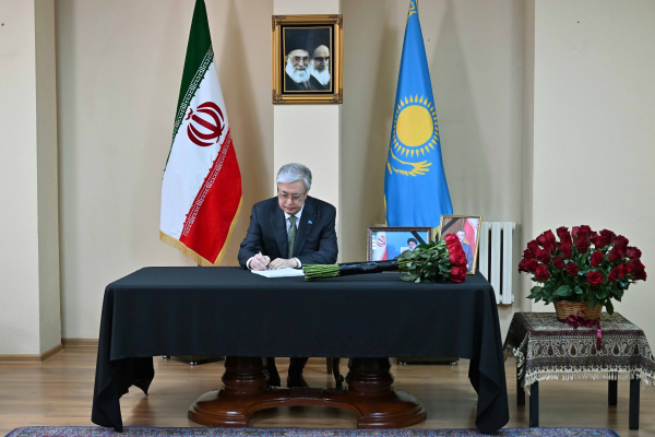 Токаев посетил посольство Ирана в Казахстане и оставил запись в книге соболезнований
