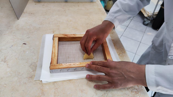 Бумагу по древним рецептам делают в столице