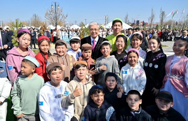Президент принял участие в народных гуляньях по случаю праздника Наурыз