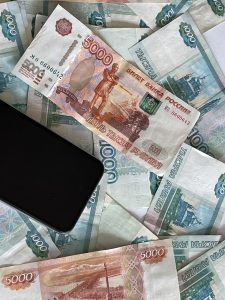 Один звонок – и почти миллион долга: студентка из Челнов поверила лжебанкиру
