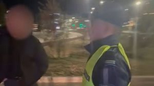 Казахстанец хотел эффектно поздравить девушку с днем рождения, но вмешалась полиция (видео)