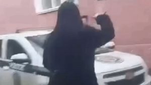 Девушку арестовали после скандала в гостинице Семея из-за отказа в заселении