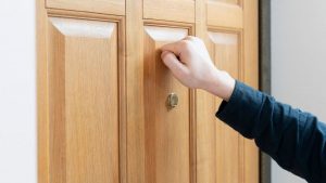 Житель Уральска дважды приходил к съемной квартире матери и оказался под арестом