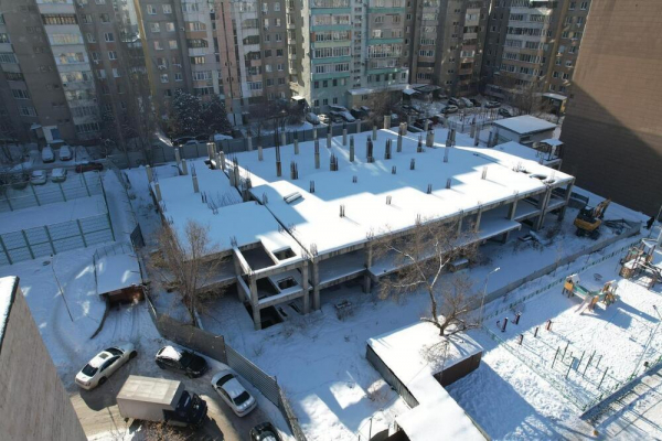 Паркинг-долгострой сносят на проспекте Аль-Фараби в Алматы