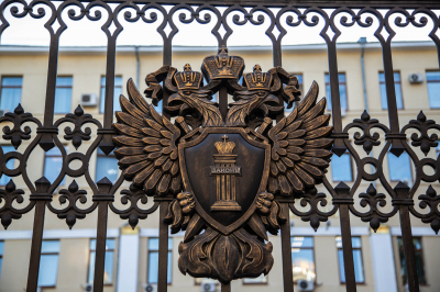 Прокуратура начала проверку падения ледяной глыбы на коляску с ребенком в Москве