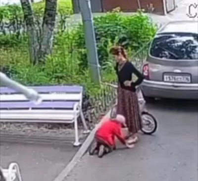 На колени и целовать ноги: в московском районе Алтуфьево мать устроила дикую экзекуцию сыну на глазах у прохожих
