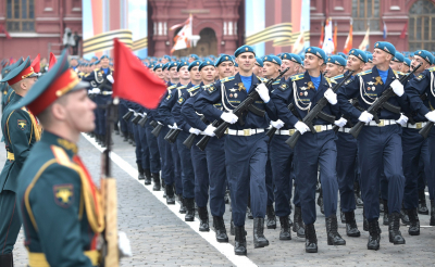 Парад Победы: гостям вручили модели бомбардировщиков и термосы