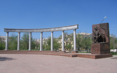 Жубановы. Память о дочери и отце воплотили в бронзе и в граните