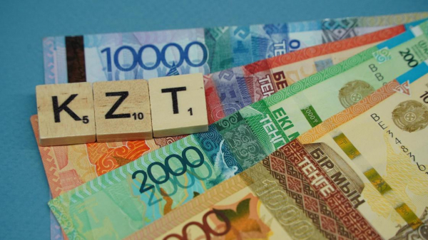 Тенге вновь слабеет в Казахстане: аналитики назвали причину
