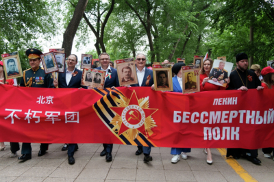 «Бессмертный полк» и цветы: самые яркие кадры Дня Победы за рубежом