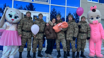 В Павлодаре гвардеец приехал на выписку жены с дочери из роддома