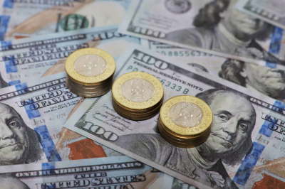 Сократилась покупка-продажа долларов и евро в обменниках в апреле