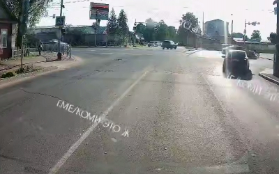 Самокатчик умер когда переезжал дорогу по пешеходному переходу - видео 12/07/2026 – Новости