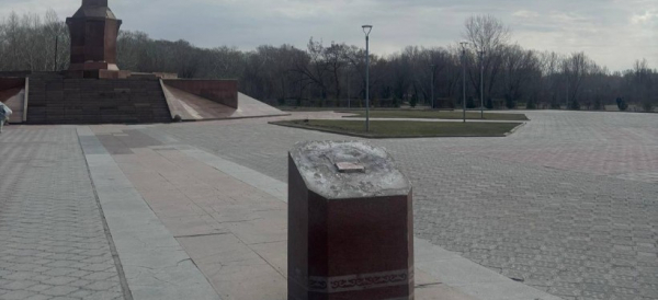 Плита обрушилась с монумента на острове Бейбітшілік в Семее