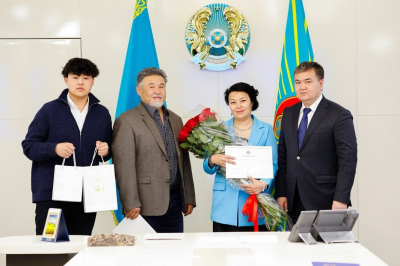 Школьника-героя Акана Акимжанова наградили в Астане