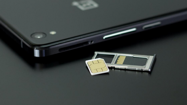"Не больше 10 штук в одни руки": об ограничении продажи SIM-карт в Казахстане высказался глава Минцифры