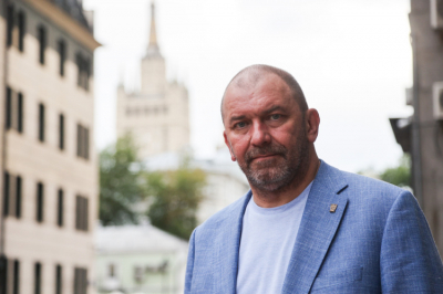 Александр Казаков: «Вся страна жила так, будто нет войны. Звучали жалобы: «А куда айфоны подевались?»