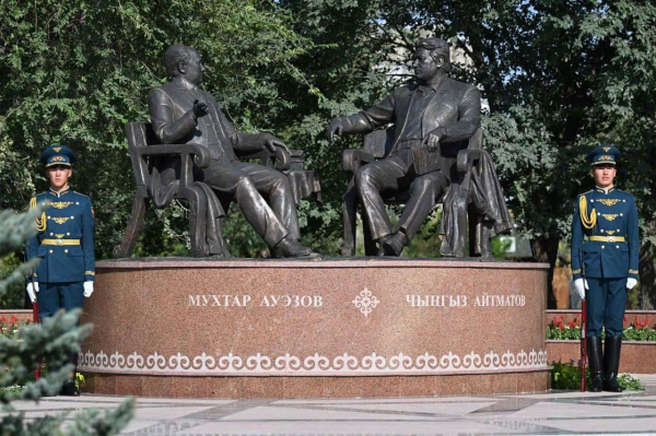 Токаев и Жапаров открыли памятник «Золотой мост дружбы» в Бишкеке