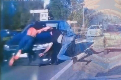 Легковушка влетела в двоих парней на зебре в РТ, момент ДТП попал на видео
